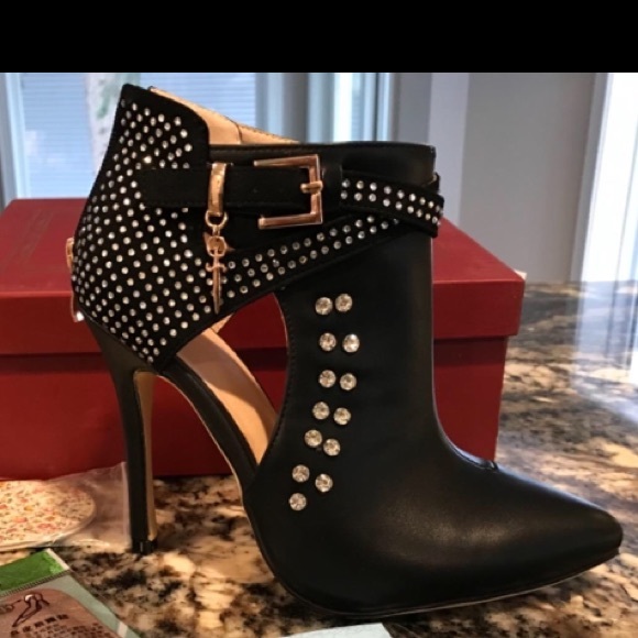 pointed buckle shoes